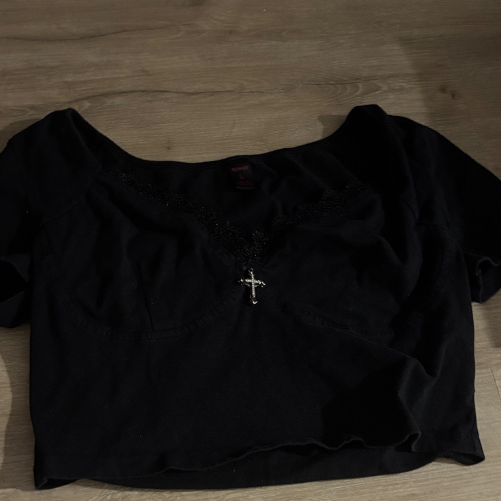 ROMWE Black Crop Top with Cross Accent